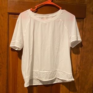 lulu crop top short sleeve shirt. only worn once.